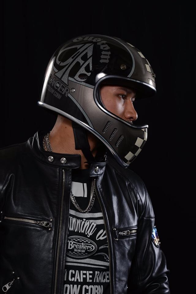 YBシリーズヘルメットのモデル着用の横からショット