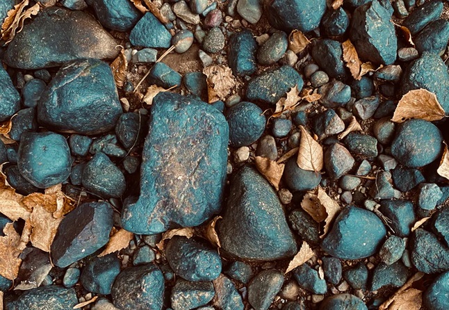 大小の青みが掛かった石がごろごろと散らばっている地面の画像