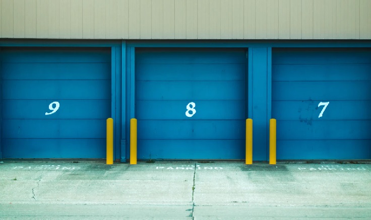 7.8.9とナンバリングされたブルーの扉の倉庫のある風景