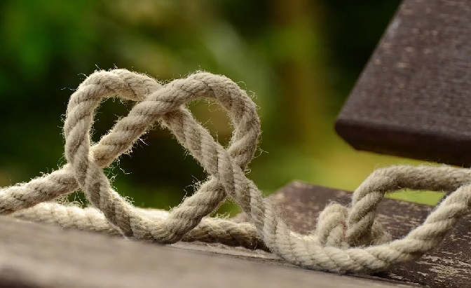 ハート状に絡まったロープ